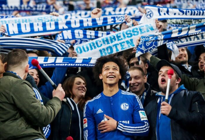 FC Schalke 04 - Leroy Sane Zehn Jahre her: Leroy Sané lässt sich nach einem Schalker Heimsieg von den Fans feiern.