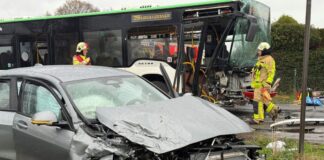 Bus prallt mit Auto zusammen – wohl viele Kinder betroffen Der Bus und das Auto wurden bei dem Zusammenprall stark beschädigt.