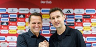 Sportvorstand Joti Chatzialexiou (l) und Trainer Miroslav Klose (r) schätzen sich.