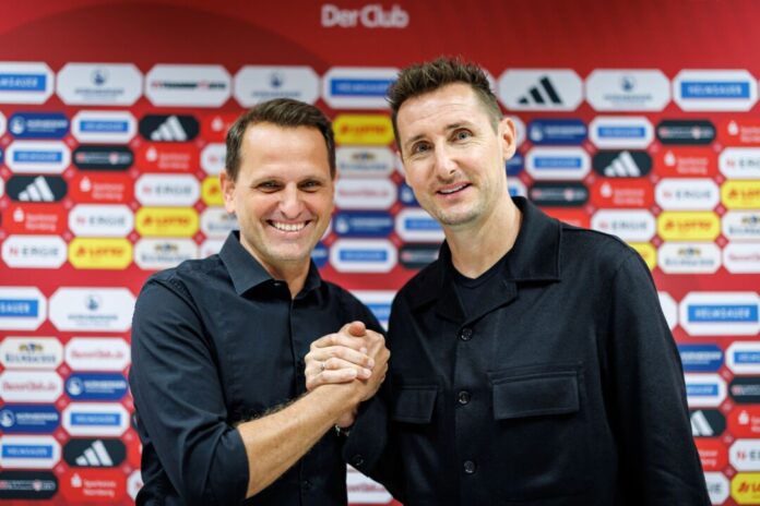 Sportvorstand Joti Chatzialexiou (l) und Trainer Miroslav Klose (r) schätzen sich.