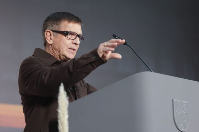 Künstler Gursky erhält NRW-Staatspreis Fotokünstler Andreas Gursky liefert sich Skirennen mit Rockstar Campino