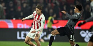 Joel Schmied (l.) verletzt sich im Spiel gegen Eintracht Frankfurt. 