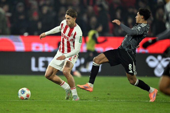 1. FC Köln - Eintracht Frankfurt Joel Schmied (l.) verletzt sich im Spiel gegen Eintracht Frankfurt.