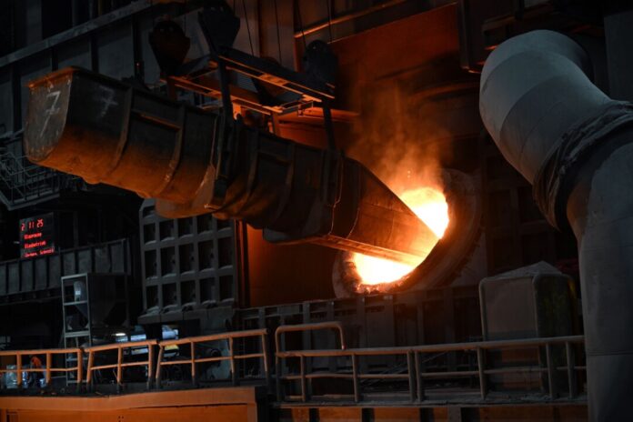 Stahlproduktion bei Thyssenkrupp Steel Eine neue Studie warnt: Würde Stahl nur noch aus dem Ausland kommen, drohten der deutschen Wirtschaft im Fall einer globalen Krise Milliardenverluste. (Archivbild)