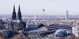 Softwarefehler: Kölner Hauptbahnhof wird zweimal gesperrt Sonst fahren in Köln im Minutentakt Züge über die Hohenzollernbrücke in den Hauptbahnhof. Während der zehntägigen Sperrung herrscht dort Ruhe.