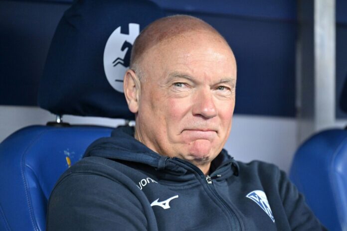 Fordert von der Mannschaft eine «Topleistung»: Bochum-Coach Uwe Rösler. (Archivfoto)