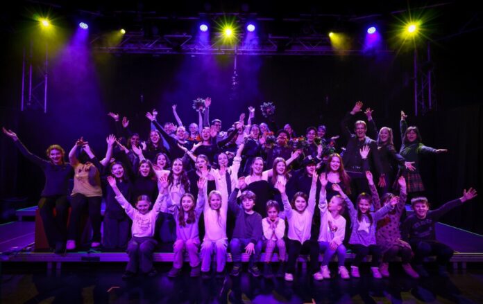 Seit über 40 Jahren gibt es den Ratinger Kinder- und Jugendchor, er blickt zurück auf viele Konzerte, Wettbewerbe und auch Musicalaufführungen - so wie 2024, als der Chor das Musical „Herr der Diebe“ auf die Bühne gebracht hat. Foto: Stadt Ratingen Seit über 40 Jahren gibt es den Ratinger Kinder- und Jugendchor, er blickt zurück auf viele Konzerte, Wettbewerbe und auch Musicalaufführungen - so wie 2024, als der Chor das Musical „Herr der Diebe“ auf die Bühne gebracht hat. Foto: Stadt Ratingen