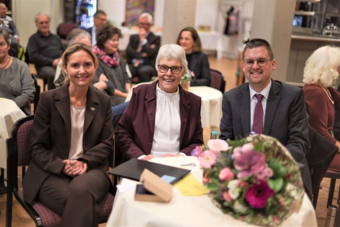 Landrätin Dr. Bettina Warnecke (links) und Bürgermeister Patrick Anders dankten der neuen Ordensträgerin Ingrid Bauer herzlich für ihren großen ehrenamtlichen Einsatz vor allem bei der Tafel Ratingen. Foto: Stadt Ratingen