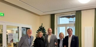 Altenhilfe im Haus Wichern erhält Weihnachtsspende Wolfgang Diedrich, Sabine Köhler, Michael Franzen, Christa Langholz und Hans Georg Langholz. Foto: Diakonie im Kirchenkreis Düsseldorf-Mettmann