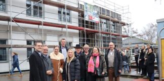 Richtfest an Ratingens Wilhelm-Busch-Schule Freuen sich beim Richtfest über den schnellen Fortschritt des neuen Multifunktionsgebäudes an der Wilhelm-Busch-Schule Hösel (v.l.n.r.): Bürgermeister Patrick Anders, Bezirksausschussvorsitzender Michael Droste, Ratsmitglied Tatjana Pfotenhauer, Beigeordneter Martin Gentzsch, Schulleiterin Katja Leuschner, Ratsmitglied Dr. Willm-Rolf Meyer, Stefan Welling, Leiter der Stabsstelle besondere Hochbauprojekte, Ratsmitglied Andrea Kornak und Totalunternehmer Stefan Zimmermann. Foto: Stadt Ratingen