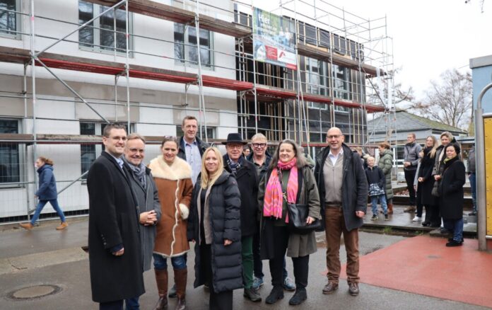 Freuen sich beim Richtfest über den schnellen Fortschritt des neuen Multifunktionsgebäudes an der Wilhelm-Busch-Schule Hösel (v.l.n.r.): Bürgermeister Patrick Anders, Bezirksausschussvorsitzender Michael Droste, Ratsmitglied Tatjana Pfotenhauer, Beigeordneter Martin Gentzsch, Schulleiterin Katja Leuschner, Ratsmitglied Dr. Willm-Rolf Meyer, Stefan Welling, Leiter der Stabsstelle besondere Hochbauprojekte, Ratsmitglied Andrea Kornak und Totalunternehmer Stefan Zimmermann. Foto: Stadt Ratingen Freuen sich beim Richtfest über den schnellen Fortschritt des neuen Multifunktionsgebäudes an der Wilhelm-Busch-Schule Hösel (v.l.n.r.): Bürgermeister Patrick Anders, Bezirksausschussvorsitzender Michael Droste, Ratsmitglied Tatjana Pfotenhauer, Beigeordneter Martin Gentzsch, Schulleiterin Katja Leuschner, Ratsmitglied Dr. Willm-Rolf Meyer, Stefan Welling, Leiter der Stabsstelle besondere Hochbauprojekte, Ratsmitglied Andrea Kornak und Totalunternehmer Stefan Zimmermann. Foto: Stadt Ratingen