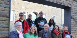 Neues Programm: VHS entwickelt „Visionen für Ratingen“ Das VHS-Team freut sich schon auf das kommende Semester (vordere Reihe v.l.): Karin Thiel, Andrea Wiebke, VHS-Leiter Jörg Althen, die Fachbereichsleiterinnen Alexandra Fuhr und Charlotte Fischer-Simon sowie (hintere Reihe v.l.) Uta Bernard, Tobias Lüder, Thomas Fedder und Fachbereichsleiterin Natascha Wagner. Foto: Stadt Ratingen