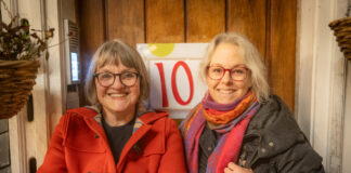 In Mettmanns Oberstadt öffnen sich weitere Adventstürchen Die Adventsidee feiert ihr Bergfest - sehr zur Freude von Constanze Backes und Natascha Backhaus. Foto: Bodo Herlyn