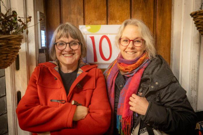 Die Adventsidee feiert ihr Bergfest - sehr zur Freude von Constanze Backes und Natascha Backhaus. Foto: Bodo Herlyn
