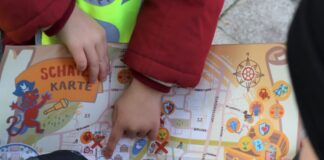 Erster Ratinger Pfad der Kinderrechte in West eröffnet Eine Schatzkarte lädt Kinder dazu ein, den Pfad der Kinderrechte in Ratingen-West zu erkunden. Foto: Stadt Ratingen