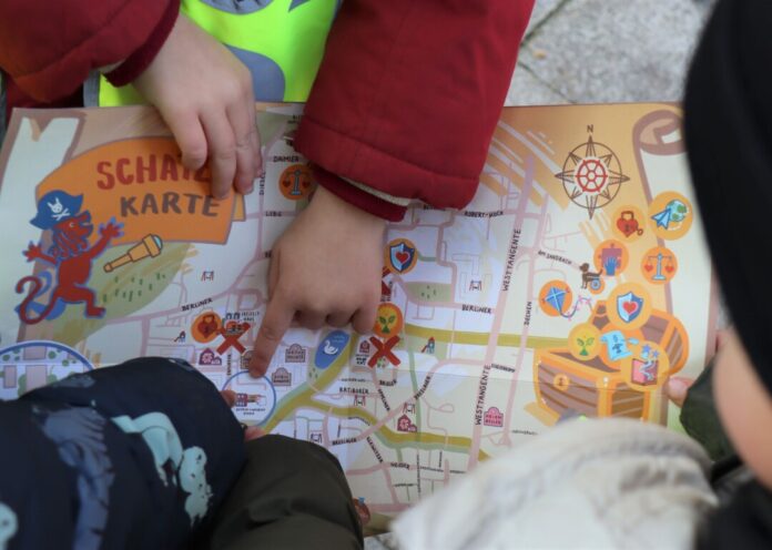 Eine Schatzkarte lädt Kinder dazu ein, den Pfad der Kinderrechte in Ratingen-West zu erkunden. Foto: Stadt Ratingen