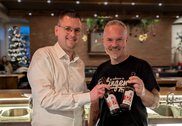 2025-12-12Jubiläumsbier Mit dem frisch gelieferten Jubiläumsbier „1276“ stießen Bürgermeister Patrick Anders (links) und Bürgerhaus-Wirt Christian Pannes auf den 749. Geburtstag der Stadt Ratingen an. (Foto: Stadt Ratingen)