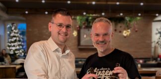 “1276”: Ratingen hat jetzt ein eigenes Jubiläumsbier Mit dem frisch gelieferten Jubiläumsbier „1276“ stießen Bürgermeister Patrick Anders (links) und Bürgerhaus-Wirt Christian Pannes auf den 749. Geburtstag der Stadt Ratingen an. Foto: Stadt Ratingen