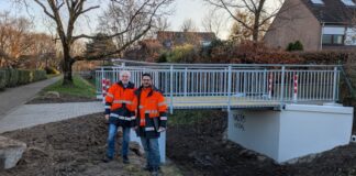 Neue Brücke im Grünzug West freigegeben Freuen sich über die fertiggestellte Brücke in West: Abteilungsleiter Jürgen Scholze (links) und Projektleiter Aessa Ahmad vom städtischen Tiefbauamt. Foto: Stadt Ratingen