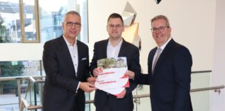 Sparkasse HRV ist Hauptsponsor des Stadtjubiläums Anlässlich der Unterzeichnung des Sponsoringvertrags für die Feierlichkeiten zum Stadtjubiläum präsentierten Sparkassen-Vorstandsvorsitzender Udo Zimmermann, Bürgermeister Patrick Anders und Erster Beigeordneter und Kulturdezernent Harald Filip (v.l.n.r.) auch die erste Ausgabe des Jubiläums-Journals. Foto: Stadt Ratingen
