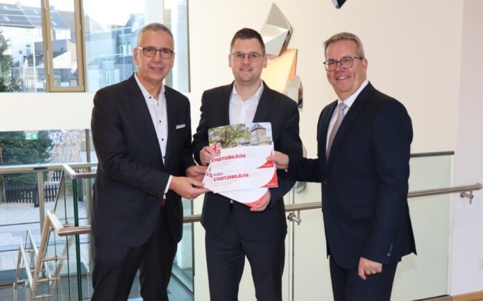 2025-12-16Sponsoring Stadtjubiläum Anlässlich der Unterzeichnung des Sponsoringvertrags für die Feierlichkeiten zum Stadtjubiläum präsentierten Sparkassen-Vorstandsvorsitzender Udo Zimmermann, Bürgermeister Patrick Anders und Erster Beigeordneter und Kulturdezernent Harald Filip (v.l.n.r.) auch die erste Ausgabe des Jubiläums-Journals. Foto: Stadt Ratingen
