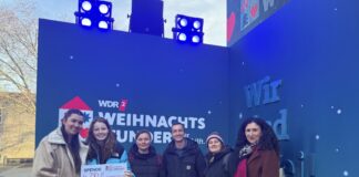 Ratinger Kinder- und Jugendzentren freuen sich über Spendenbereitschaft Übergaben die Spende der Jugendzentren vor Ort (von links): Amira Sciacca, Lisa Schmitt, Kathrin Reimann, Maik Dubbert (alle aus dem LUX), Annika Hierl und Jasmin Ghal-Lass (beide vom Phönix). Foto: Stadt Ratingen