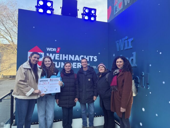 Übergaben die Spende der Jugendzentren vor Ort (von links): Amira Sciacca, Lisa Schmitt, Kathrin Reimann, Maik Dubbert (alle aus dem LUX), Annika Hierl und Jasmin Ghal-Lass (beide vom Phönix). Foto: Stadt Ratingen Übergaben die Spende der Jugendzentren vor Ort (von links): Amira Sciacca, Lisa Schmitt, Kathrin Reimann, Maik Dubbert (alle aus dem LUX), Annika Hierl und Jasmin Ghal-Lass (beide vom Phönix). Foto: Stadt Ratingen