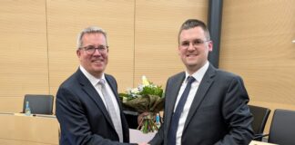 Harald Filip zum Ersten Beigeordneten bestellt Bürgermeister Patrick Anders (rechts) gratulierte Harald Filip nach dessen einstimmiger Wahl zum Ersten Beigeordneten. Foto: Stadt Ratingen