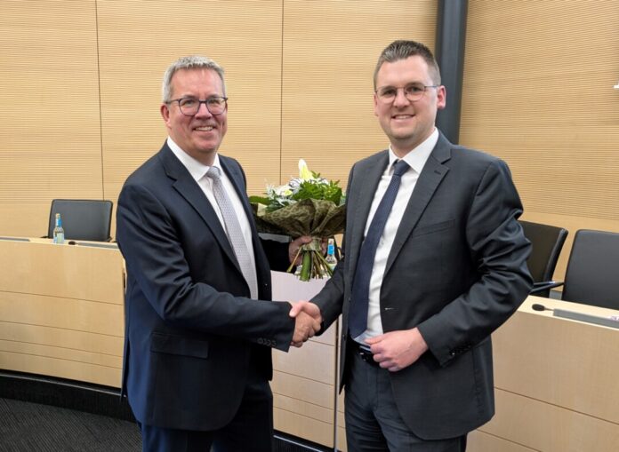 Bürgermeister Patrick Anders (rechts) gratulierte Harald Filip nach dessen einstimmiger Wahl zum Ersten Beigeordneten. Foto: Stadt Ratingen Bürgermeister Patrick Anders (rechts) gratulierte Harald Filip nach dessen einstimmiger Wahl zum Ersten Beigeordneten. Foto: Stadt Ratingen