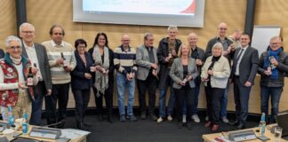 Bürgermeister Patrick Anders (2.v.r.) dankte den ehemaligen Ratsmitgliedern für ihre ehrenamtliche Arbeit. (Foto: Stadt Ratingen)