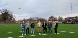 Sportanlage in Tiefenbroich wieder einsatzbereit Den ersten Torschuss auf dem neuen Sportplatz in Tiefenbroich durfte Bürgermeister Patrick Anders riskieren anlässlich der Schlüsselübergabe durch die Stadt Ratingen an den ASV Tiefenbroich. Foto: Stadt Ratingen
