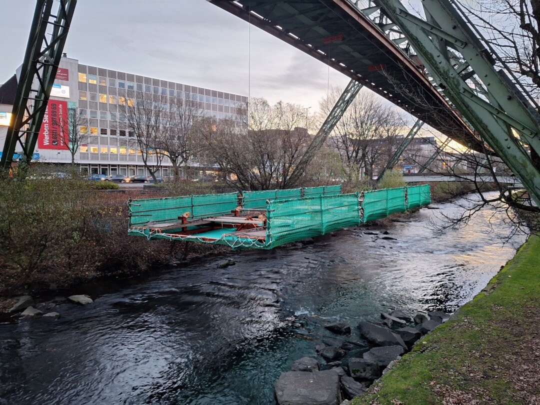Auf der Wupperstrecke der Schwebebahn hing die mobile Arbeitsbühne tagsüber unter dem Gerüst. Foto: Bettina Osswald
