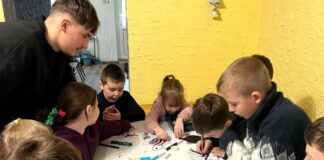 Heiligenhauser helfen weiterhin der Ukraine: „Es ist herzzerreißend” Kinder beim gemeinsamen Malen in Zentrum Don Calabria. Foto: privat