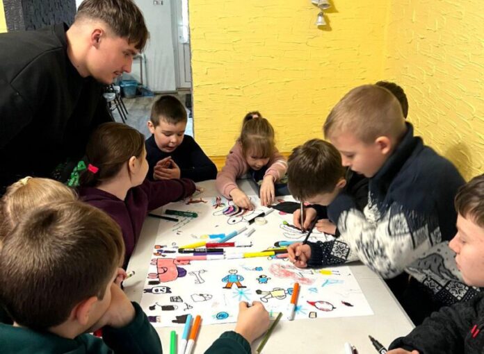 Kinder beim gemeinsamen Malen in Zentrum Don Calabria. Foto: privat Kinder beim gemeinsamen Malen in Zentrum Don Calabria. Foto: privat