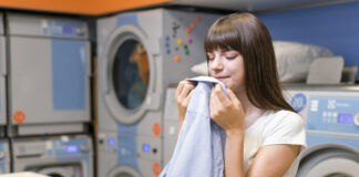 Wäsche waschen: “Sauber riecht ganz einfach neutral” Waschgewohnheiten schonen Umwelt, Gesundheit und Portemonnaie. Foto: VZ NRW/Adpic
