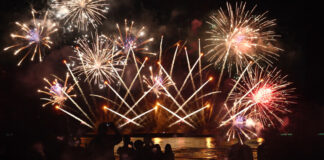 Feuerwerk: Was zum Jahreswechsel erlaubt ist Feuerwerk am Himmel. Foto: VZ NRW/Adpic