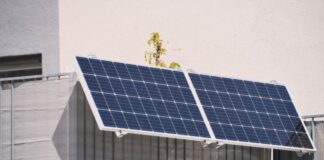 Verbraucherzentrale NRW klärt über Irrtümer rund um Balkonkraftwerke auf Um Solarstrom ranken sich viele Mythen. Foto: VZ NRW