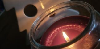 Feuerwehr Wülfrath mahnt vor Weihnachten: Vorsicht mit offener Flamme Mit offenen Flammen soll man vorsichtig sein, mahnt die Feuerwehr Wülfrath. Foto: Volkmann