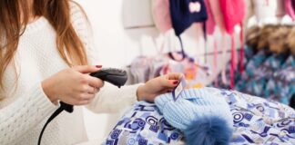 Weihnachtszeit ist Umtauschzeit: Diese Rechte haben Kunden Eine Frau scannt einen Artikel an einer Kasse. Foto: VZ NRW/Adpic