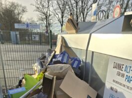 Ärger am Böttinger Platz: Müll stapelt sich neben leeren Containern
