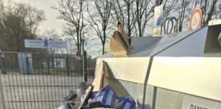 Ärger am Böttinger Platz: Müll stapelt sich neben leeren Containern