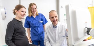 Düsseldorf: Jährlich über 3.000 Geburten in dieser Klinik Chefarzt Prof. Dr. med. Ralf Schmitz und Oberärztin Dr. med. Anna Solin mit einer Schwangeren Foto: Kaiserswerther Diakonie/Barbara Bechtloff