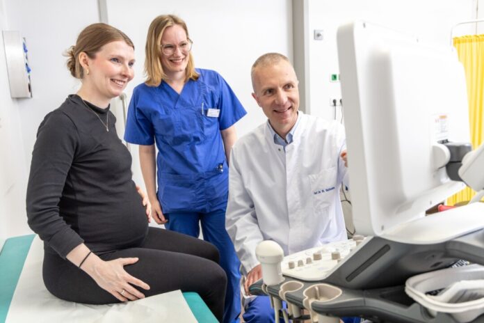 Chefarzt Prof. Dr. med. Ralf Schmitz und Oberärztin Dr. med. Anna Solin mit einer Schwangeren Foto: Kaiserswerther Diakonie/Barbara Bechtloff Chefarzt Prof. Dr. med. Ralf Schmitz und Oberärztin Dr. med. Anna Solin mit einer Schwangeren Foto: Kaiserswerther Diakonie/Barbara Bechtloff
