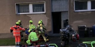 Missglücktes Frühstück in Ratingen: Bewohner landet in Klinik Die Feuerwehr war mit einem Löschrohr und Brechwerkzeug im Einsatz. Foto: Presseportal Polizei Mettmann
