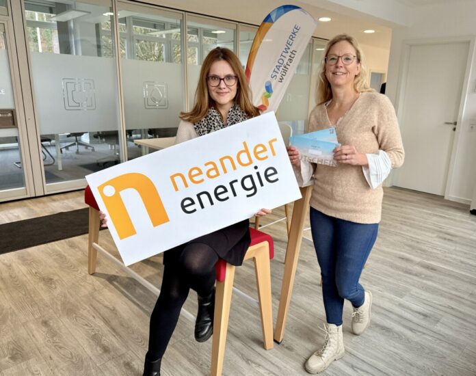 Dina Sulewski und Kerstin Mullen bei der Übergabe der Gutscheine für Pinkys Surfhouse in Mettmann. Foto: Neanderenergie