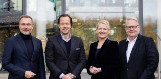 Christian Lindner, Dr. Philipp Niemann, Alexia Spieler und Joachim Rumstadt (v.l.) vor der Hauptverwaltung von Lhoist Germany in Wülfrath. Foto: Lhoist