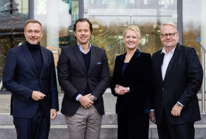 Christian Lindner, Dr. Philipp Niemann, Alexia Spieler und Joachim Rumstadt (v.l.) vor der Hauptverwaltung von Lhoist Germany in Wülfrath. Foto: Lhoist Christian Lindner, Dr. Philipp Niemann, Alexia Spieler und Joachim Rumstadt (v.l.) vor der Hauptverwaltung von Lhoist Germany in Wülfrath. Foto: Lhoist