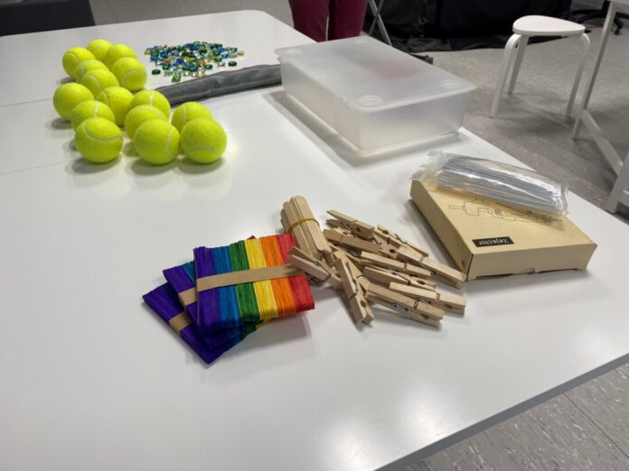 Kreatives Bastelmaterial für die Feinmotorik der Kita-Kinder. Foto: Kreis ME