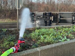 Lastwagenunglück auf der A46: Noch immer Vollsperrung Mit Wasser wird die brennende Hochvoltbatterie des Lkw gekühlt. Foto: Feuerwehr Haan