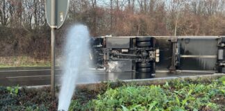 Mit Wasser wird die brennende Hochvoltbatterie des Lkw gekühlt. Foto: Feuerwehr Haan